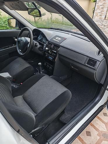 yan guzgu s: LADA Priora hatcbek– ağ rəng. - Nömrə seriyası: 99-NX-067 (AZ). - — 4