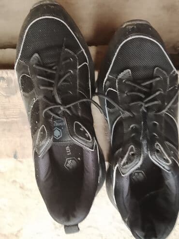 Qara rəngli idman ayaqqabısı - Ümumi görünüş: Mesh və süni dəri