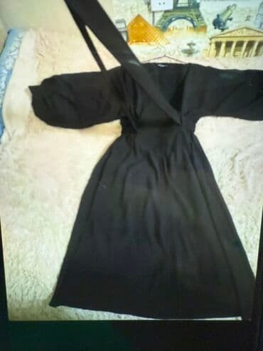 jaketler qadin ucun: Qara rəngli, uzunqol qadın donu ı. Bu don boyundan aşağıya doğru — 2