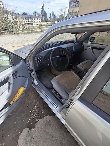 06 maşını: Mercedes-Benz 240: 2.4 l | 1997 il Sedan — 9