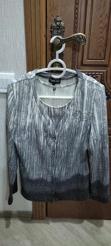 Dest satilir, cox yumshaq materiali var. 48-50 razmere gedir. 25 azn — 3