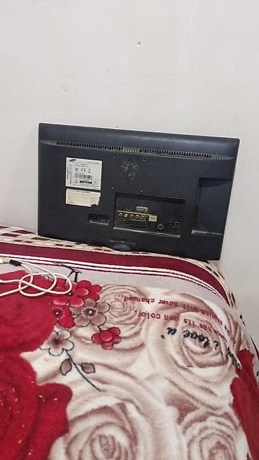 Samsung LCD monitor/TV - Ekran ölçüsü: təxminən 22–24 düym (geniş