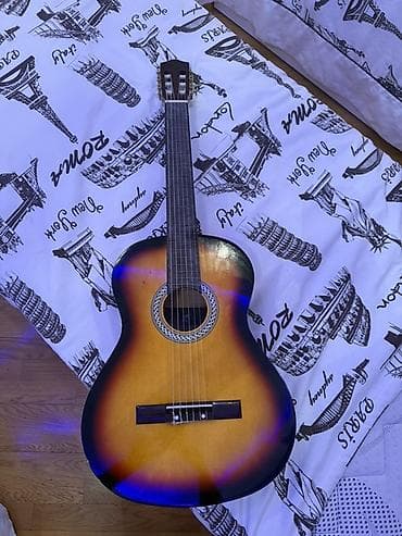 Klassik (ispan tipli) akustik gitar - Korpus: tam ölçülü klassik