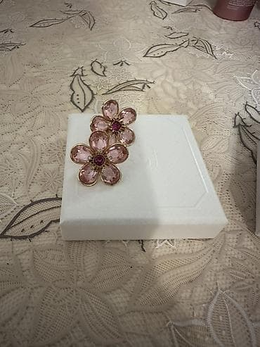 Sırğalar: Swarovski - çiçək formalı daşlı sırğa, yeni. 275 azn alınmışdır. - — 1