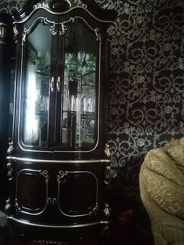 буфет кухонный: Klassik üslubda vitrin-bufet - Material: tünd rəngli ağac (parlaq lak — 1