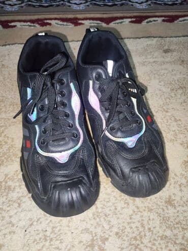 женские серые кеды: Qara idman ayaqqabısı - Stil: gündəlik/sport - Rəng: tam qara, yan — 1