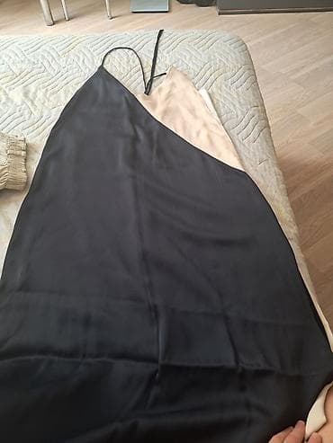 Qadın geyim dəsti - Saten slip paltar: nazik qayışlı, V-kəsimli. Qara