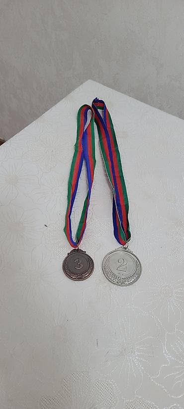 İdman kubokları və medalları