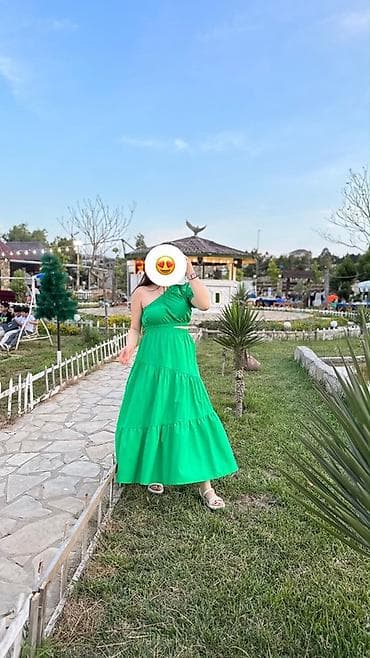 uzun bot: Yay mövsümü üçün parlaq yaşıl rəngdə, tək çiyinli uzun don. — 1