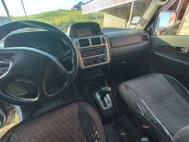 турбо аз трактор: Ağ rəngli, 4 qapılı Mitsubishi Pajero SUV. Avtomobilin arxa hissəsində — 6