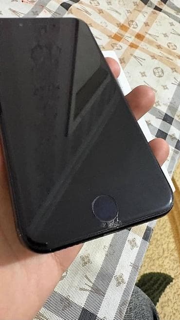 kredit telefonlar iphone: IPhone SE 2020, 64 GB, Qara, Simsiz şarj — 5
