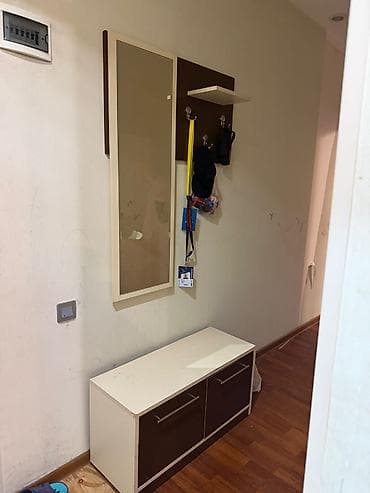 Dəhliz üçün mebel satılır. Güzgülü və ayaqqabı üçün tumba daxildir