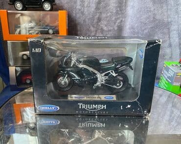 шлем для мотоцикла: Коллекционная модель Triumph Daytona 955i dark Green 1997 Welly Scale — 1