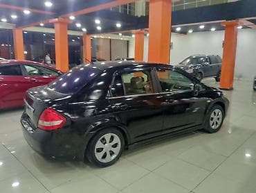 uaz satşları: Nissan Tiida sedan – qara rəng, 4 qapı, şəhər üçün qənaətcil ailə — 4