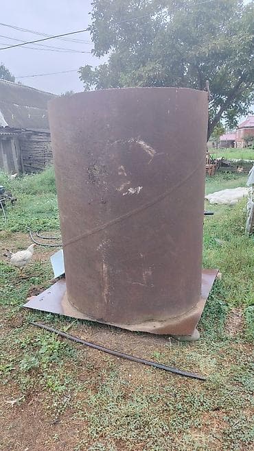 ucuz su cənləri: Ağırmetaldən hazırlanmış iri silindrik çən/gövdə. Xüsusiyyətlər: - — 3