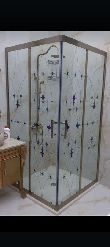 hamam üçün şüşə arakəsmələr: Banyoda quraşdırılmış, qəhvəyi rəngli çərçivəyə sahib, naxışlı — 1