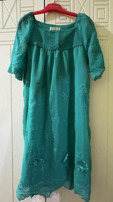 2024 paltar modelleri: Zümrüd-yaşıl rəngdə qadın paltarı - Stil: A-kəsim, romantik/bohem — 1