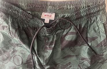 sport şalvar: Lacoste x Netflix kişi şalvarı – Relaxed Fit - Rəng: tünd yaşıl — 1