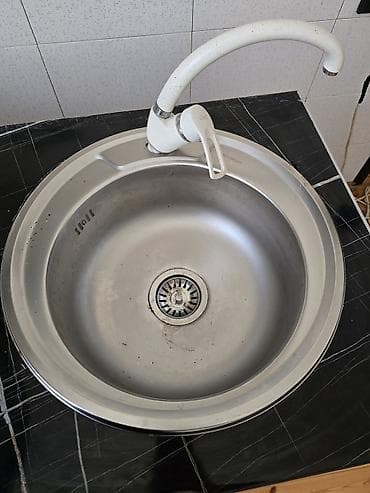 Mətbəx mebeli: Mətbəx mebel dəsti və lavabo - Rəng: qara korpus, ağ daxili hissə; — 4