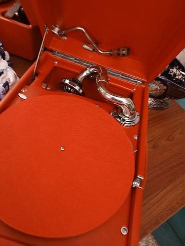 Velosiped ehtiyyat hissələri: Qırmızı portativ qrammofon – mexaniki yaylı - Korpus: qapaqlı — 7