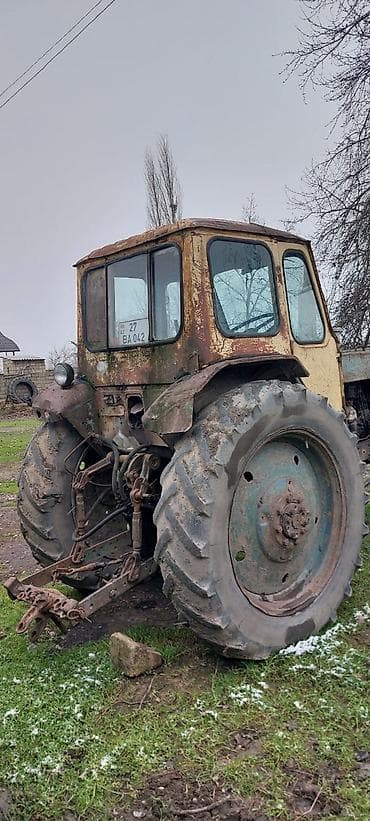 Sovet istehsalı təkərli traktor - Kabinli, arxa təkərlər iri ölçülü