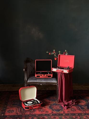 етажерки за книги: Kompakt kökçə formalı vinil pleyerlər – retro dizaynlı, portativ və — 3