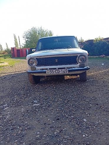 ağ niva: VAZ 2101 “Jiquli” sedan - Kuzov: klassik 4 qapılı sedan, ağ rəng - Ön — 9