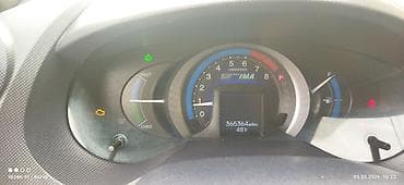 Honda Insight – ağ rəng, hibrid hetçbek. Xüsusiyyətlər: - Yanacaq — 10