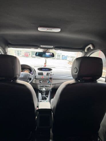 фольксваген поло 1: Renault Megane Hatchback - Kuzov: 5 qapılı hatchback, gümüşü rəng - — 5