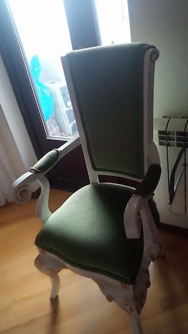 Kreslolar: Klassik üslubda, ağ rəngli oyma detallı taxta karkaslı kreslo. - — 1