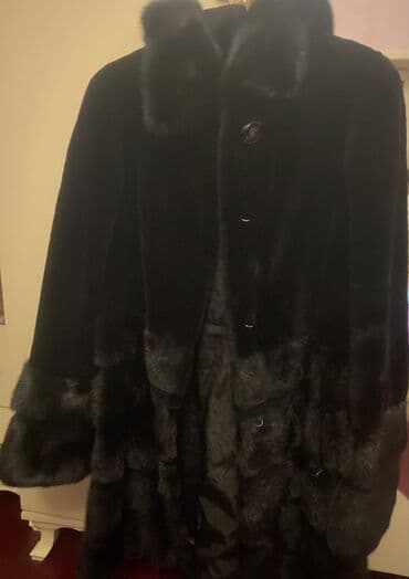 Şuba şəhərdən 1000 azn alınıb.1 2 dəfə ancaq geyinilib oda yalnız