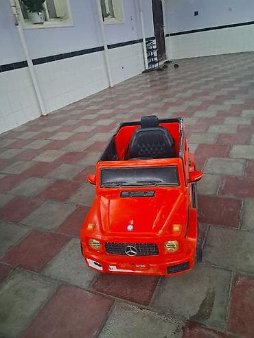 Uşaq üçün akkumulyatorlu elektromaşın – SUV tipli, qırmızı rəngdə