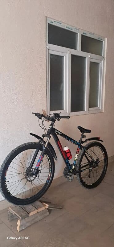 asma mühərrikli velosiped nədir: Ön amortizatorlu, qara rəngli dağ velosipedi. Bu velosiped disk — 2