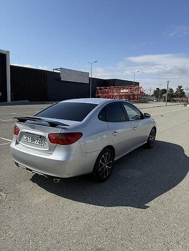 tesla model 3: Hyundai Elantra sedan – gümüşü rəng, Azərbaycan nömrə nişanı — 5