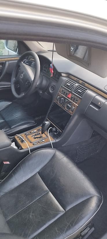 Mercedes-Benz E 220: 2.2 l | 2000 il Sedan — 9
