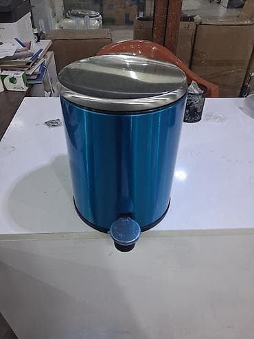 Tullantı qabları: Mavi rəngli pedallı zibil qabı - Material: paslanmayan polad gövdə və — 1