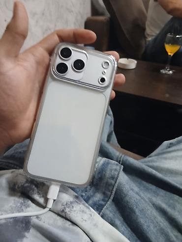 Şəffaf kənarlı, ağ arxa panelli telefon qabı - Model: Üç böyük kamera