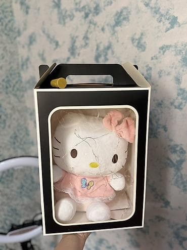 ağ meymun: Məhsul: Hello Kitty temalı yumşaq oyuncaq – hədiyyə qutusunda Təsvir — 1
