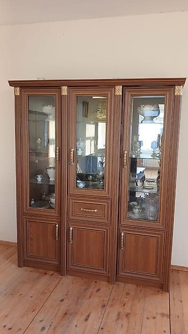 embawood metbex mebeli: Üçbölməli vitrin şkaf
Embawooddan alınıb .Əla vəziyyətdədir — 1