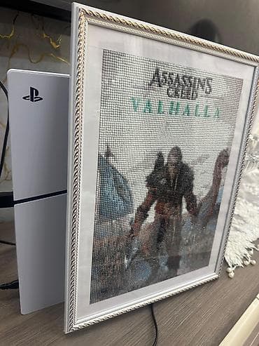 Ev saatları: Assassin’s Creed Valhalla mövzusunda bəzək tablosu. - Vizual effekt — 1