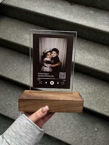 haski sekilleri: Şəffaf akril lövhə üzərində foto və mahnı plaketi dizaynı - Material — 1