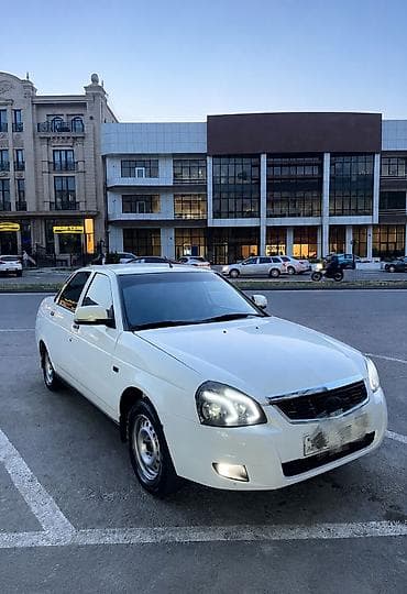 LADA Priora sedan – ağ rəng, 4 qapılı, şəhər və məsafəli sürüş üçün
