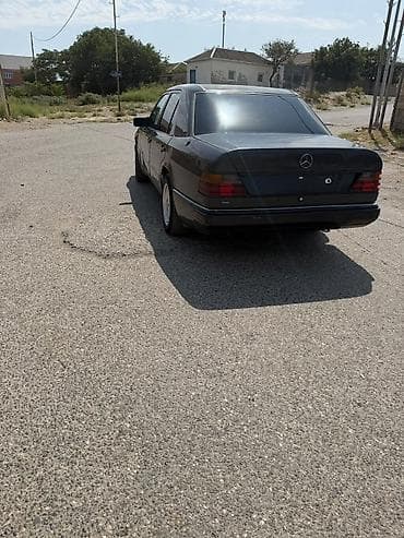 Mercedes-Benz E-Class (W124) sedan - Kuzov: metalika, 4 qapı, klassik — 7