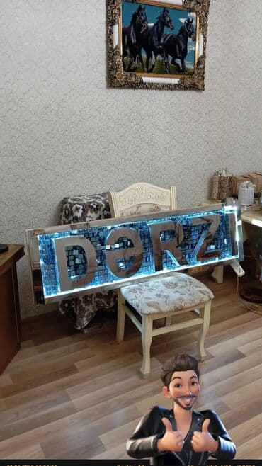 DƏRZİ sözü işıqlı formada hazırlanmış bu qutu lövhə müxtəlif