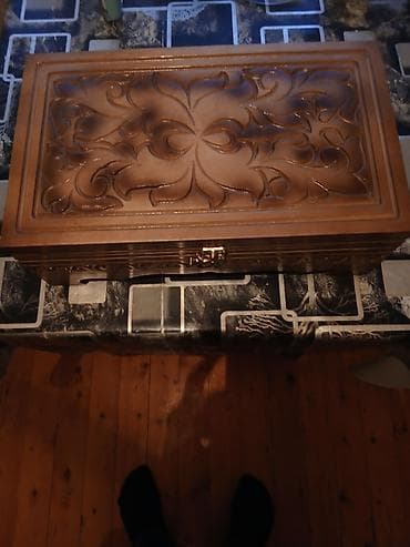 Ağacdan hazırlanmış əl oyma sandıq/qutu - Material: bərk ağac - Üst