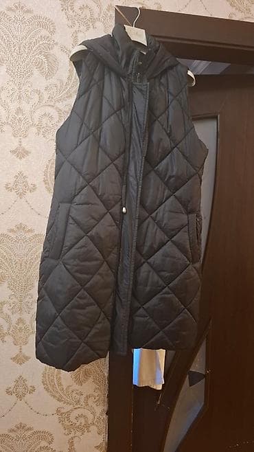 Qadınlar üçün qara rəngli, quilted (romb tikişli) kapüşonlu jilet. -