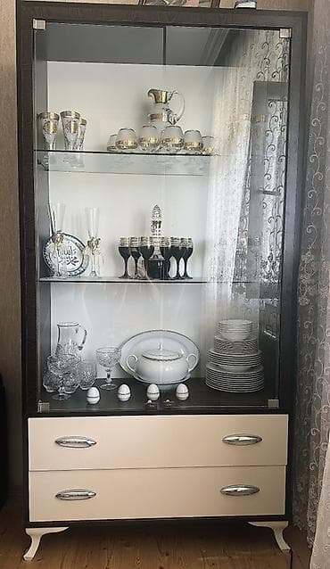 Vitrin dəstləri – 2 ədəd - Dizayn: tünd qəhvəyi çərçivə, ağ ön panel