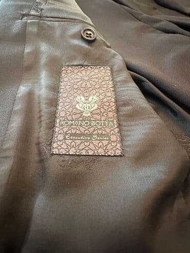 kişi ucun klassik qara kostyum: Romano Botta Executive Series markalı, tünd rəngli, yaxası atlasdan — 4