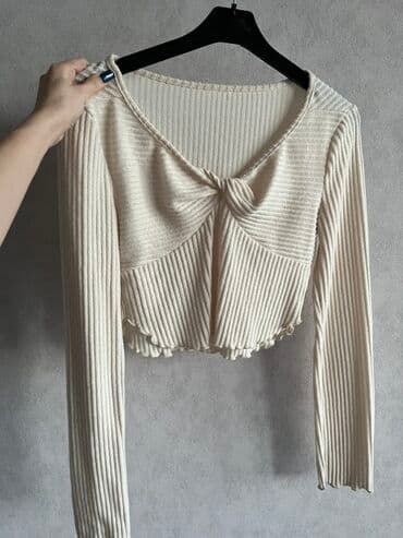 Qadın geyimləri dəsti 1) Açıq bej rəngli trikotaj köynək: - Uzunqol