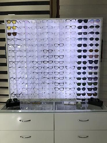 Optik eynək və gün eynəyi vitrini – işıqlı stend və şkaf komplekti -